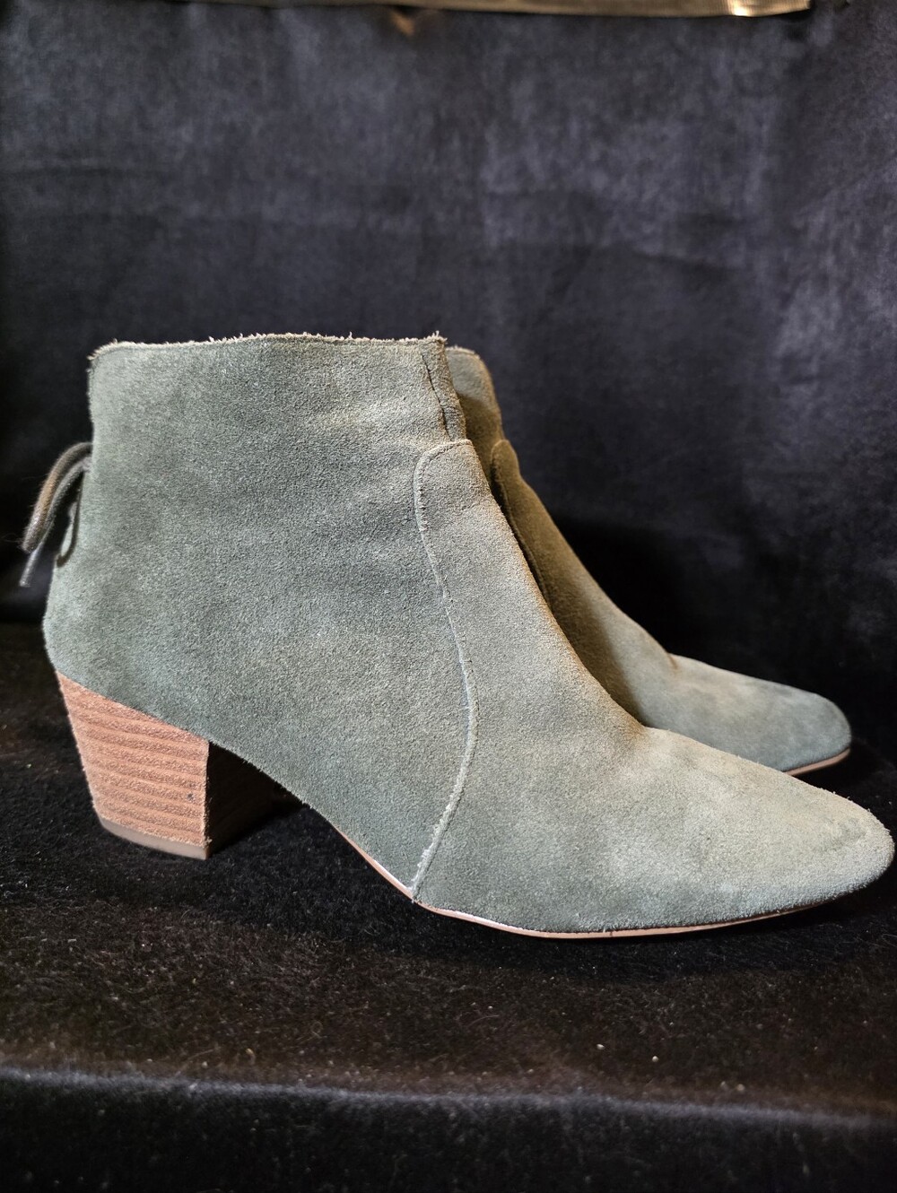 TAHARI Olive Green Suede Ankle Booties with Stacked Heel Size 8.5m